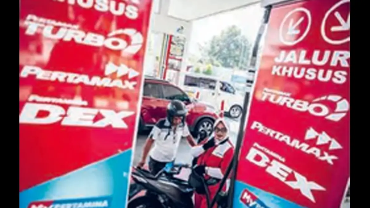 IKUT PASAR: Kenaikan harga pertamax sempat membuat sebagian konsumen beralih ke BBM subsidi. (APRILIO AKBAR/ANTARA FOTO)