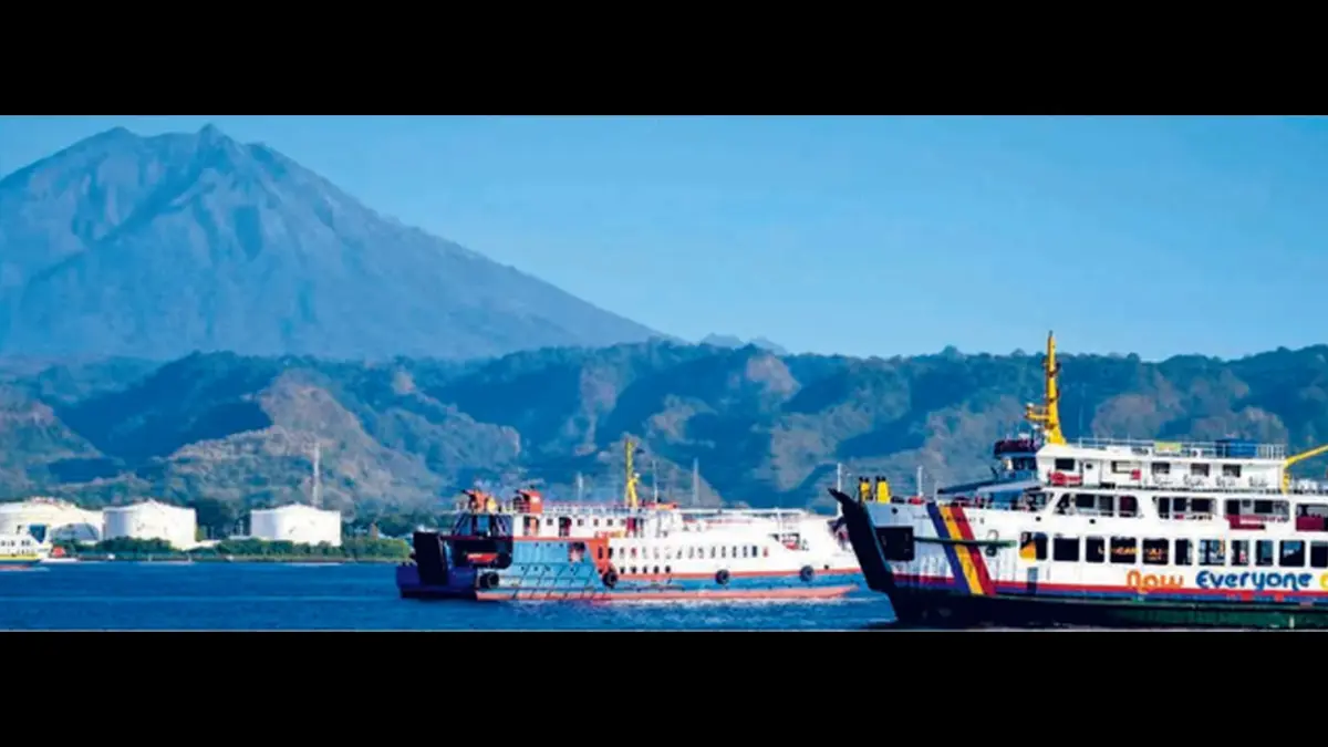 KENDALA INFRASTRUKTUR: Kapal penumpang melewati perairan Selat Bali, sekitar Pelabuhan Ketapang. Pemerintah menetapkan kapal eks LCT hanya dapat beroperasi hingga 15 Juni 2028. (Foto: RAMADA KUSUMA/RADAR BANYUWANGI GRUP JAWA POS)