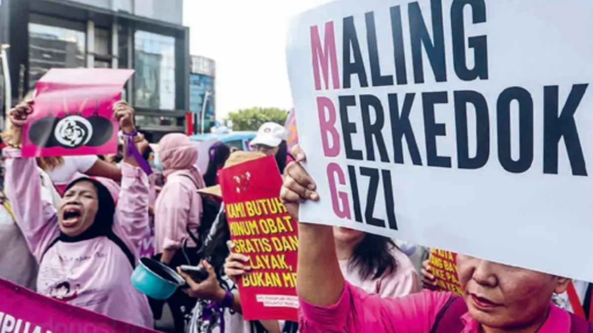 SUARA EMAK-EMAK: Massa Aliansi Perempuan Indonesia menggelar unjuk rasa menuntut pemerintah agar menghentikan MBG di Jakarta kemarin (18/6). Mereka mengenakan daster atau baju berwarna merah muda sebagai simbol kelembutan dan perjuangan. (Foto: SALMAN TOYIBI/JAWA POS)