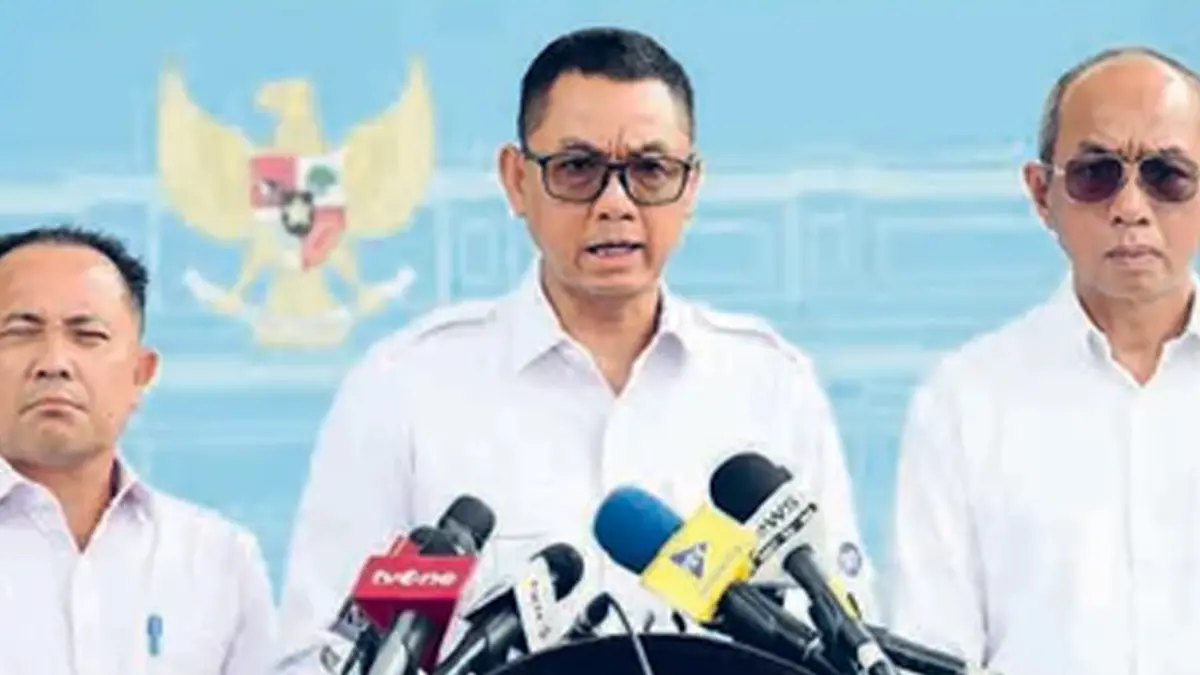 BYAR-PET: Dirut PLN Darmawan Prasodjo (tengah) memberikan keterangan di Kompleks Istana Kepresidenan, Jakarta, kemarin (22/6). (Foto: SETPRES)
