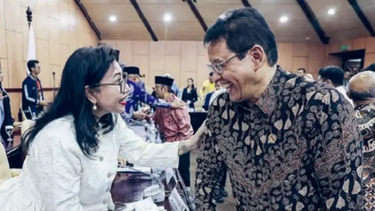 MITRA KERJA: Wakil Ketua Komite IV DPD Novita Anakotta (kiri) berbincang dengan Menteri Keuangan Purbaya Yudhi Sadewa seusai rapat kerja di Kompleks Parlemen, Senayan, Jakarta, kemarin (22/6). (DHEMAS REVIYANTO/ANTARA FOTO)