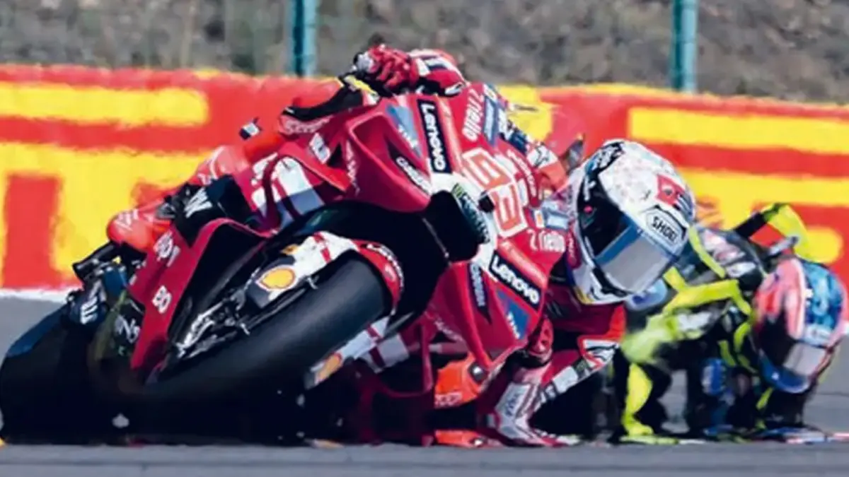 TEBAR ANCAMAN: Marc Marquez (kiri) meninggalkan rivalnya jelang lap terakhir GP Ceko di Brno, Minggu (21/6). (Foto: MICHAL CIZEK/AFP PHOTO)