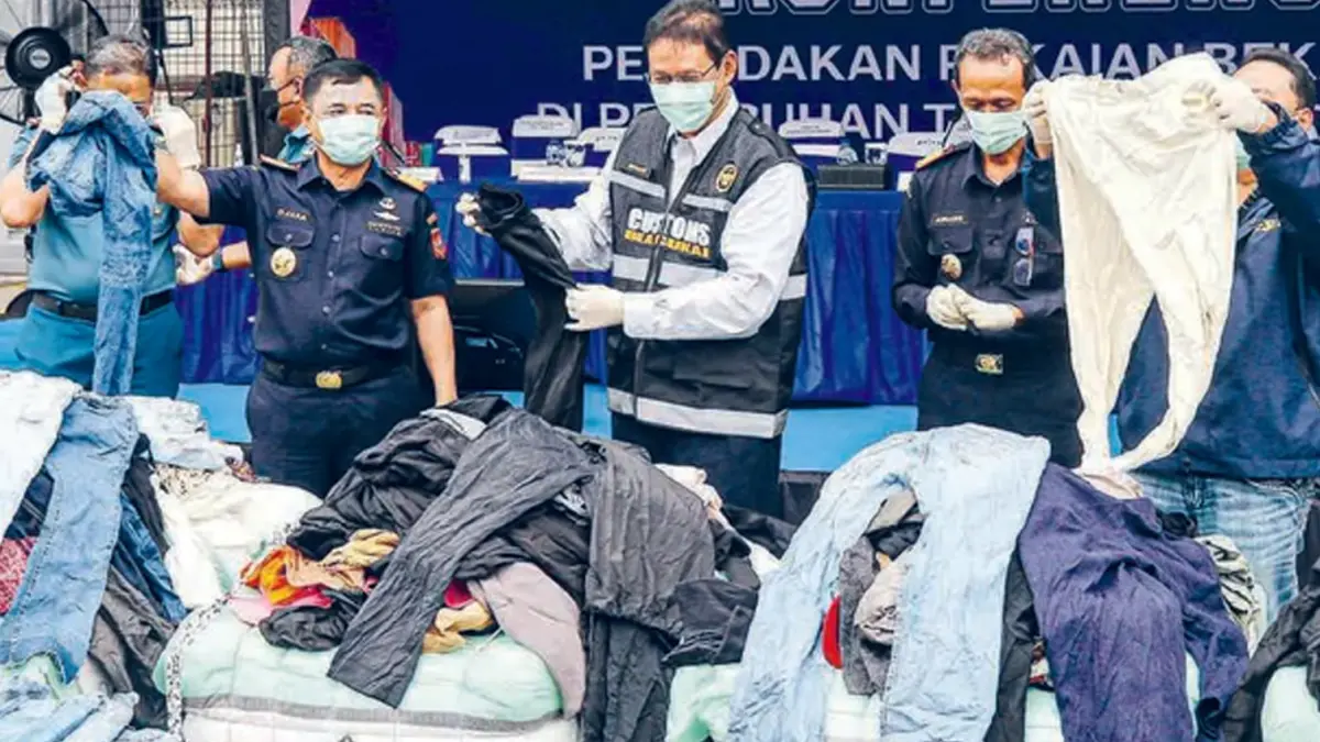 TELUSURI PEMILIK: Menteri Keuangan Purbaya Yudhi Sadewa (dua dari kiri) bersama Dirjen Bea dan Cukai Djaka Budhi Utama (kiri) meninjau barang bukti balpres ilegal yang berhasil diamankan di Pelabuhan Tanjung Priok, Jakarta, kemarin (23/6). (Foto: SALMAN TOYIBI/JAWA POS)