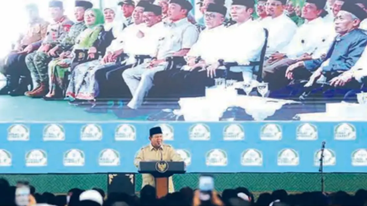 BEBER KONDISI EKONOMI: Presiden Prabowo Subianto berpidato saat penutupan Musyawarah Nasional Alim Ulama dan Konferensi Besar NU di IAI Syachona Mohammad Cholil, Bangkalan, Jawa Timur, kemarin (23/6). (Foto: MOCH ASIM/ANTARA FOTO)