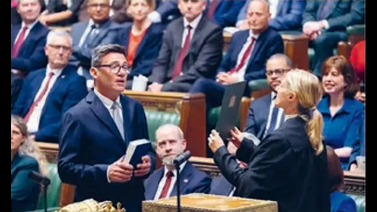KANDIDAT KUAT: Andy Burnham dilantik sebagai anggota parlemen Partai Buruh di London (22/5). Burnham menjadi calon PM Inggris. (PARLEMEN INGGRIS/AFP)