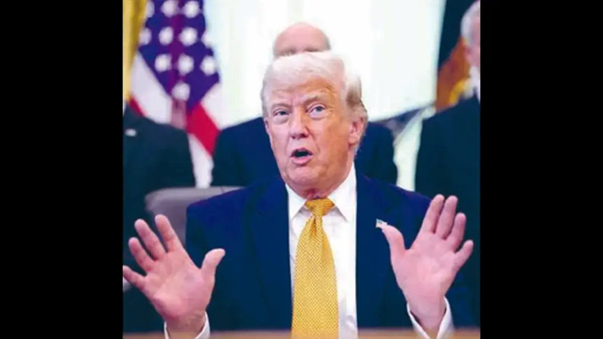 KEBIJAKAN BARU: Presiden AS Donald Trump menandatangani dua perintah tentang komputasi kuantum di Ruang Oval Gedung Putih, Washington, Senin (22/6) waktu setempat. (Foto: ANDREW HARNIK/AFP)