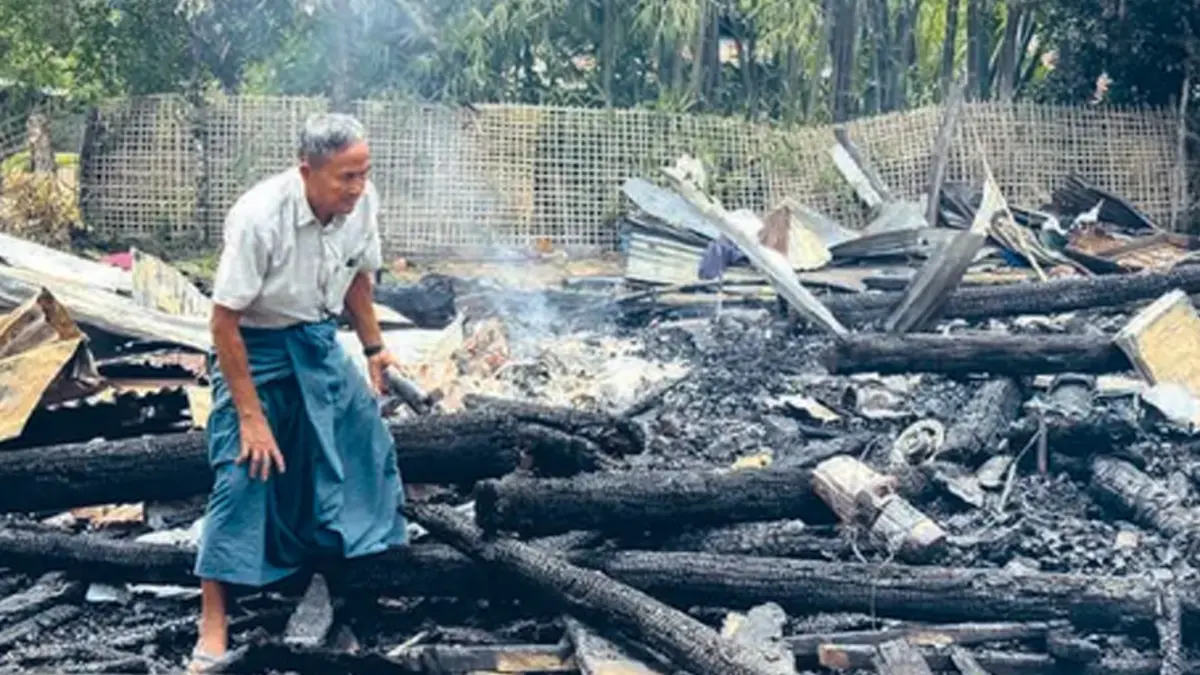 KORBAN PERANG: Warga membersihkan puing-puing setelah serangan udara oleh militer Myanmar. (Foto: AFP)