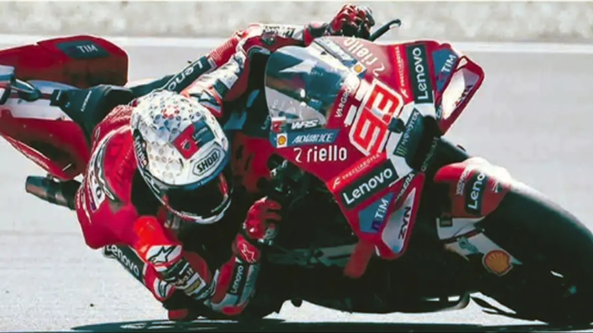PUNYA AMBISI: Penampilan Marc Marquez pada race GP Ceko di Sirkuit Brno pada Minggu lalu (21/6). (Foto: MICHAL CIZEK/AFP PHOTO)