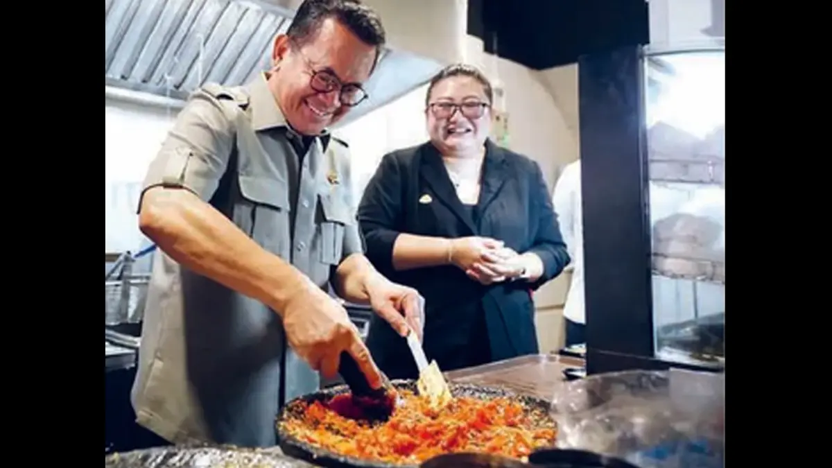 SESUAIKAN SELERA KONSUMEN: Menteri Perdagangan Budi Santoso membuat sambal saat peluncuran konsep gerai baru waralaba kuliner di Jakarta Selatan.