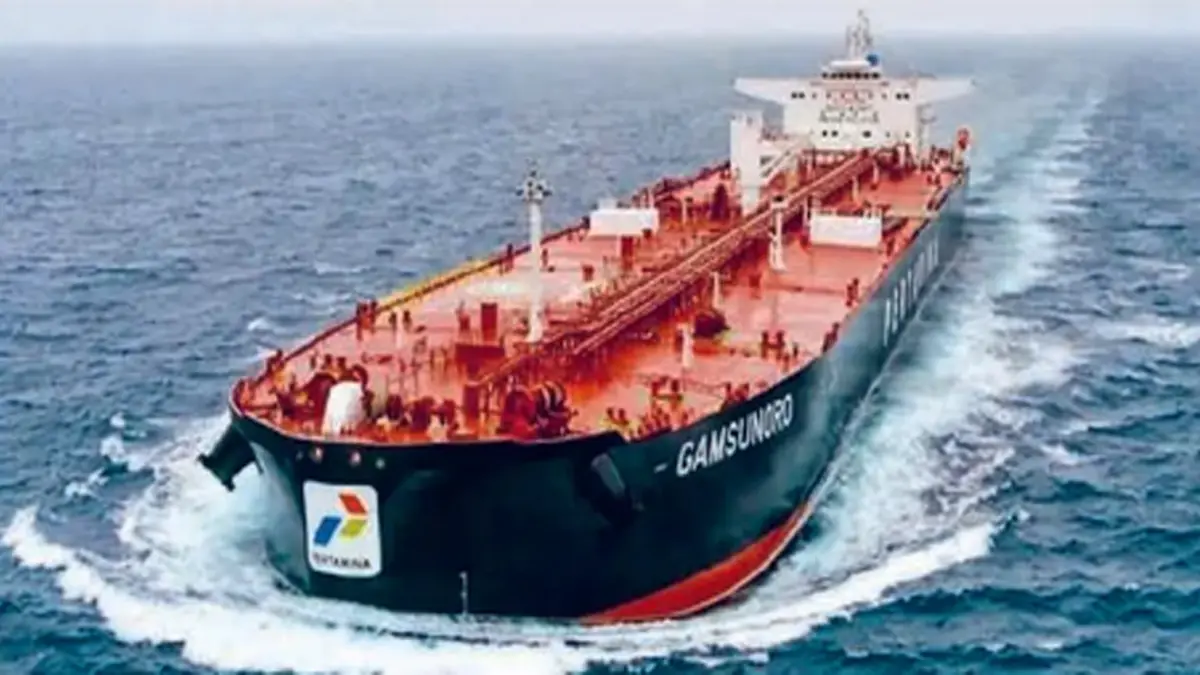 MENUJU TANAH AIR: Kapal Gamsunoro milik PT Pertamina International Shipping dapat melewati Selat Hormuz. Saat ini, kapal tanker itu tengah berlayar menuju Indonesia. (Foto: ANTARA)
