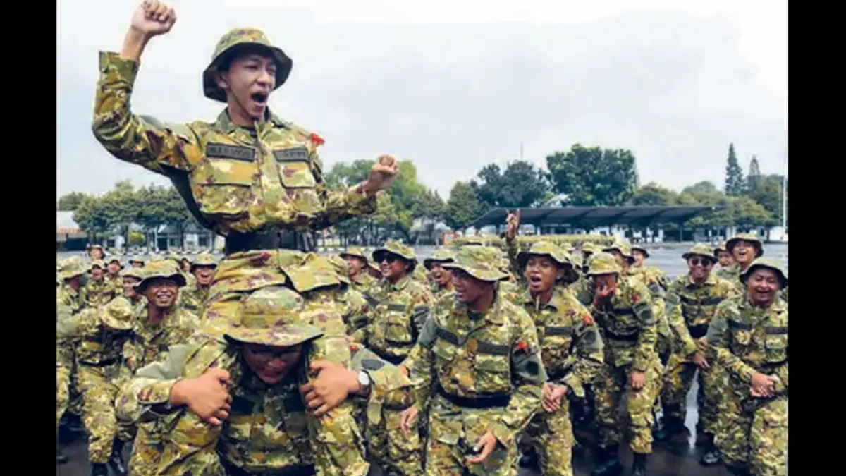 GEMBLENG FISIK: Peserta program Sarjana Penggerak Pembangunan Indonesia mengikuti pelatihan dasar kemiliteran calon manajer Koperasi Desa/Kelurahan Merah Putih di Brigif 1 Marinir Cilandak, Jakarta (25/6). (INDRIANTO EKO SUWARSO/ANTARA FOTO)