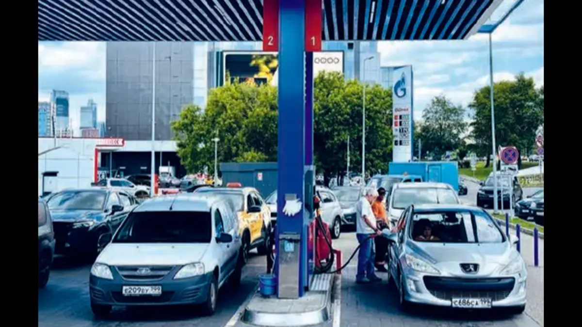 KRISIS ENERGI: Pengendara mobil mengantre di stasiun pengisian bahan bakar minyak di Moskow kemarin (29/6).