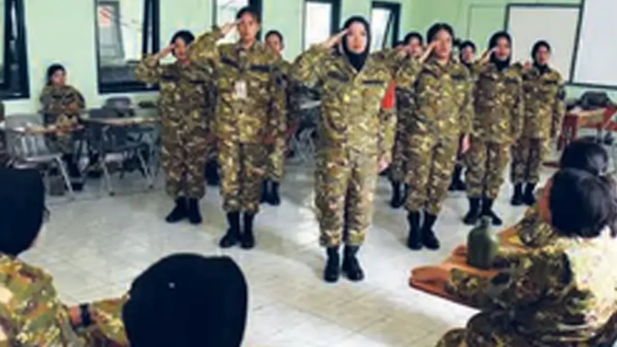 BUNTUT EVALUASI: Sejumlah siswa peserta Sarjana Penggerak Pembangunan Indonesia mengikuti Latihan Bela Negara dan Manajerial calon manajer KDKMP di Pusdikkes Puskesad Kramat Jati, Jakarta Timur, kemarin (30/6). (INDRIANTO EKO SUWARSO/ANTARA FOTO)