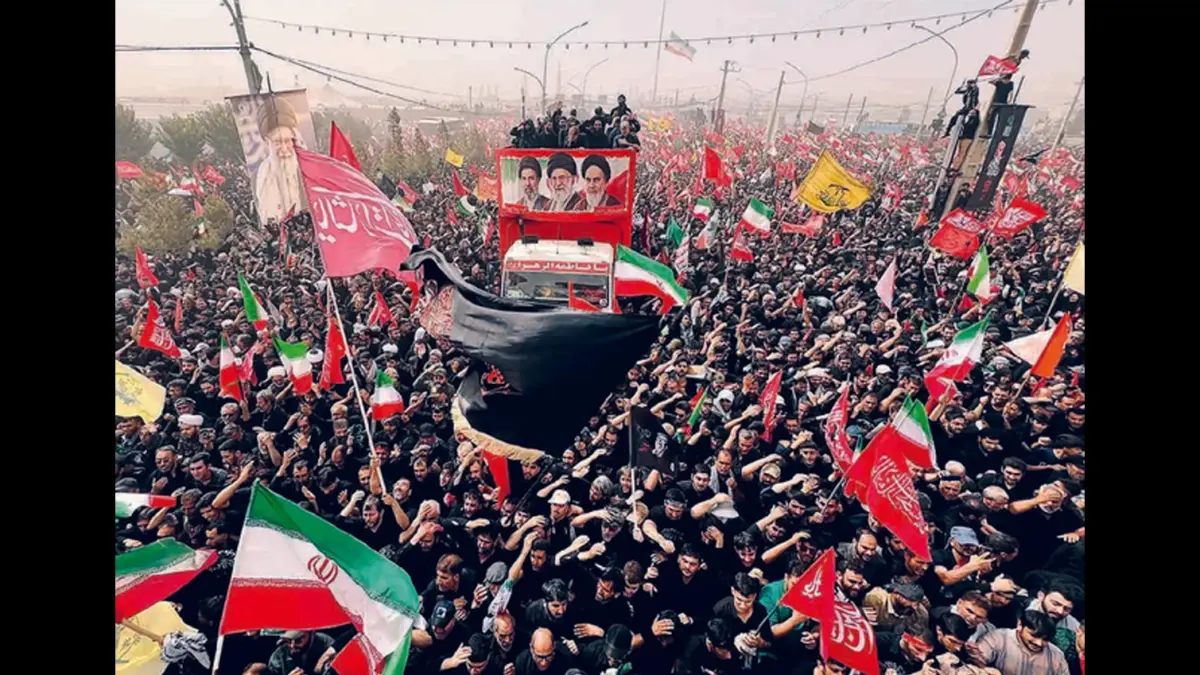 PENGHORMATAN TERAKHIR: Ribuan orang memadati jalan-jalan di Qom, Iran, kemarin (7/7) yang merupakan hari keempat rangkaian prosesi pemakaman mendiang Ayatollah Ali Khamenei. (Foto: KHAMENEI.IR/AFP)