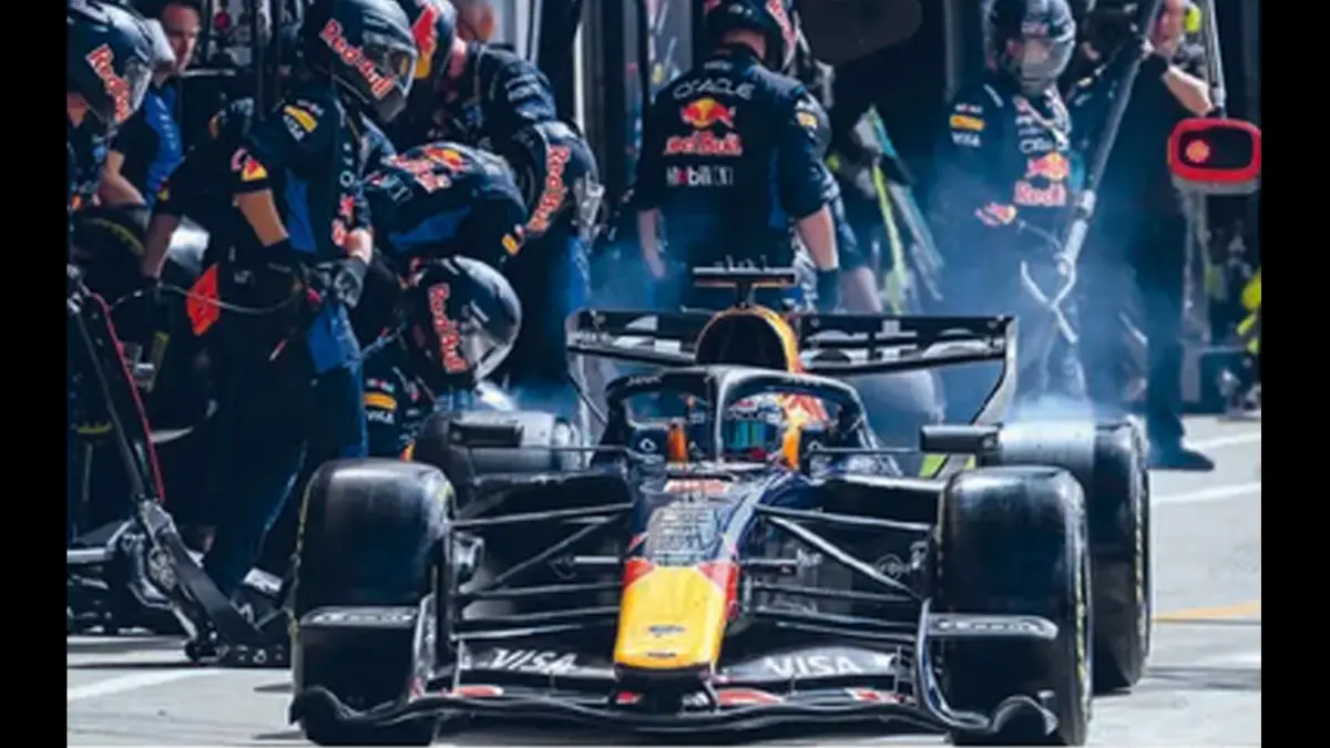 PERFORMA TURUN: Mobil Max Verstappen masuk pit lane saat sesi balapan GP Inggris di Silverstone, Minggu (5/7). (PETER POWELL/AFP PHOTO)