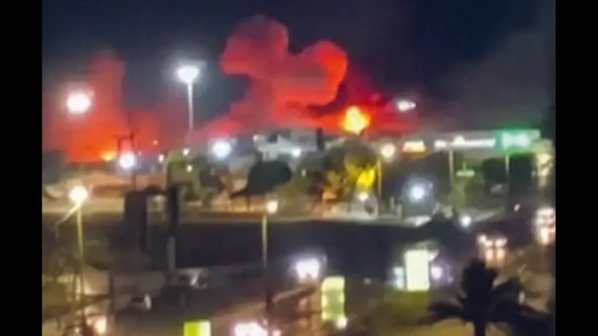 ASAP MENGEPUL: Rekaman video amatir memperlihatkan ledakan di kota pelabuhan utama Iran, Bandar Abbas, akibat serangan AS pada Rabu (8/7). (AFP)