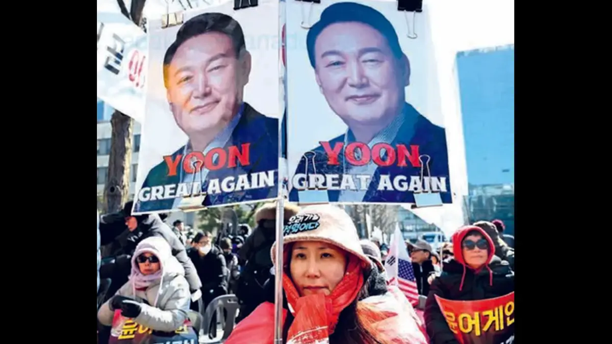 BERI DUKUNGAN: Demonstran membentangkan poster mantan Presiden Korea Selatan Yoon Suk-yeol di depan Pengadilan Distrik Pusat Seoul beberapa waktu lalu. Foto: (JUNG YEON-JE / AFP)