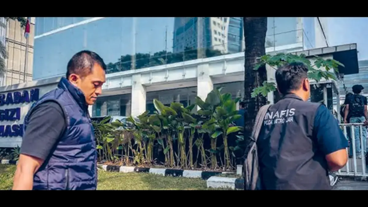 CARI BUKTI: Tim inafis tiba di kantor Badan Gizi Nasional, Jakarta, untuk memeriksa kaca yang pecah. (Foto: ANTARA FOTO)
