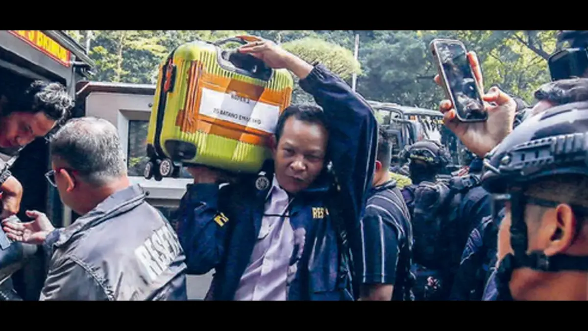 DISITA: Petugas Polda Metro Jaya membawa sejumlah barang hasil penggeledahan sebuah rumah di Sentul, Bogor, Jawa Barat, kemarin (9/7). (SALMAN TOYIBI/JAWA POS)