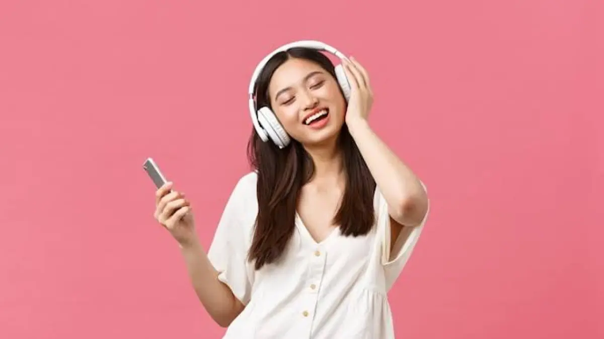 Ilustrasi orang mendengarkan musik (doc: Freepik)