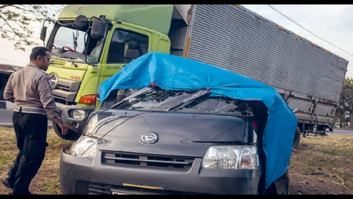 BAWA PENUMPANG: Polisi memeriksa pikap yang ditabrak dua truk di jalur Pantura, Kiajaran Kulon, Lohbener, Indramayu, Jabar, Minggu (12/7). (DEDI SUWIDIANTORO/ANTARA FOTO)