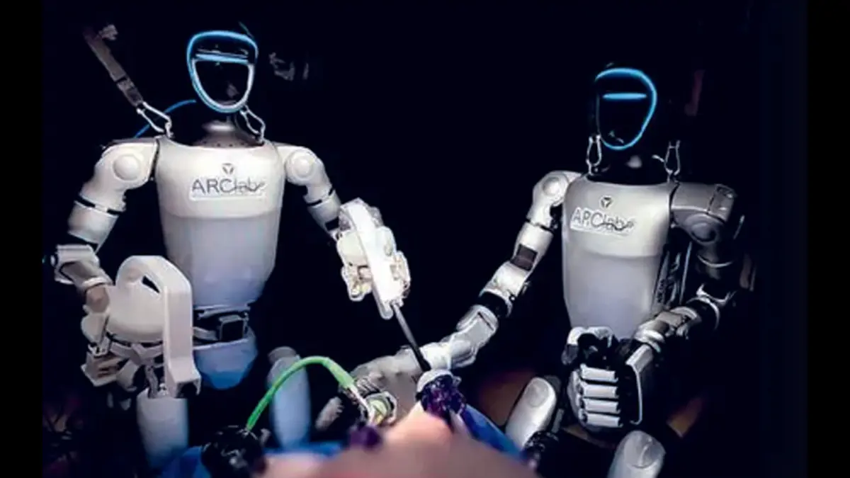 CAPAIAN PENTING: Dua robot humanoid Surgie yang dikendalikan dokter dari jarak jauh berhasil menyelesaikan prosedur bedah langsung dalam uji praklinis. (UC SAN DIEGO)