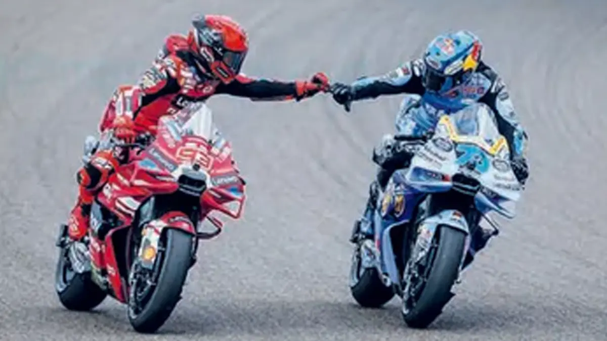 PANASKAN PERSAINGAN: Marc Marquez (kiri) dan Alex Marquez setelah finis 1-2 pada sprint race GP Jerman. (RONNY HARTMANN/AFP PHOTO)