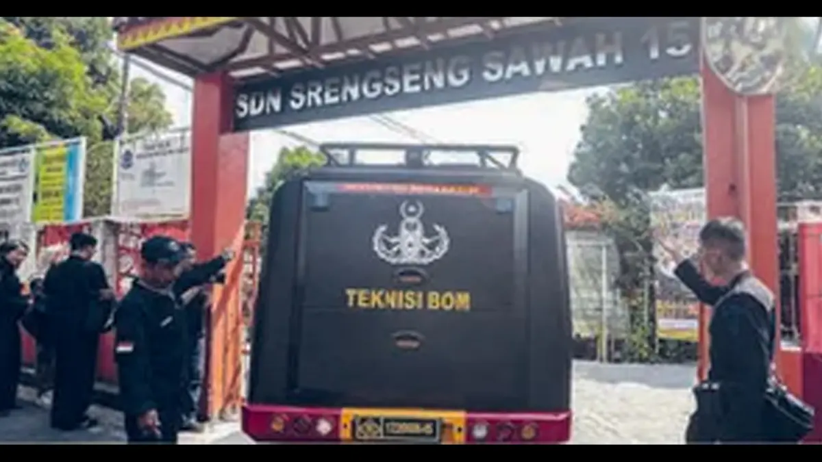 PERIKSA SEKOLAH: Tim Gegana Brimob Polda Metro Jaya mendatangi SDN Srengseng Sawah 15, Jakarta, kemarin (13/7). Mereka menyisir seluruh ruang kelas setelah mendapat laporan ancaman bom. (SALMAN TOYIBI/JAWA POS)