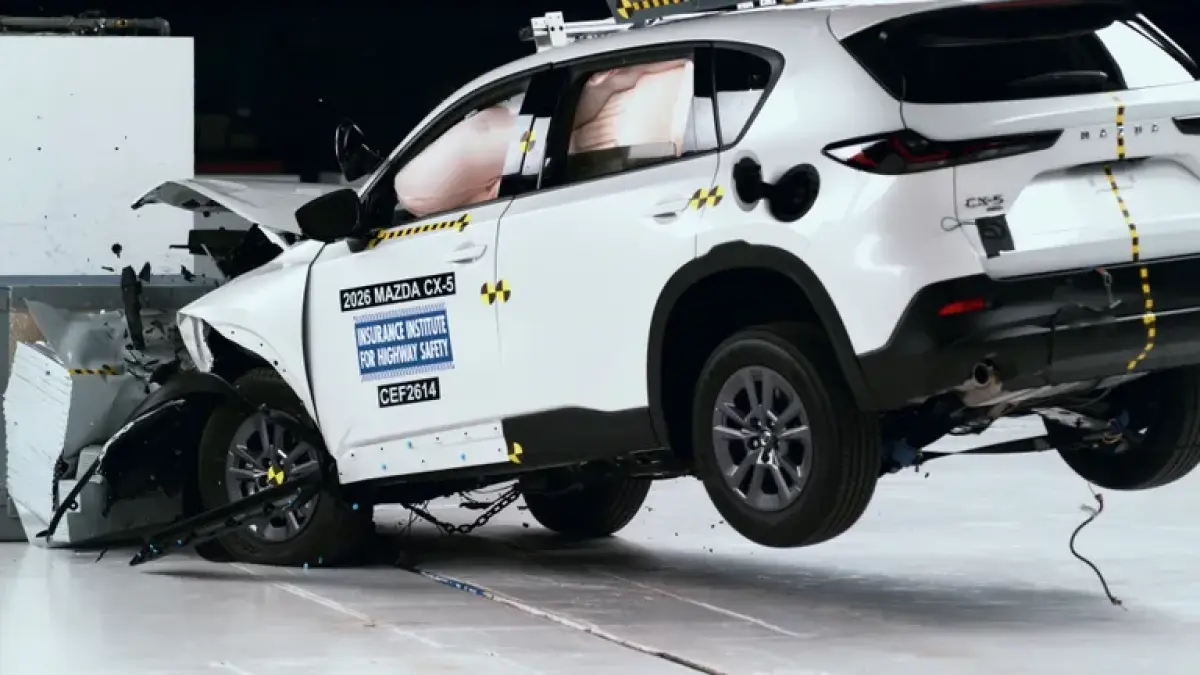 Uji tabrak depan *moderate overlap* dari IIHS terakhir diperbarui pada tahun 2022. (Foto : MotoTrend)