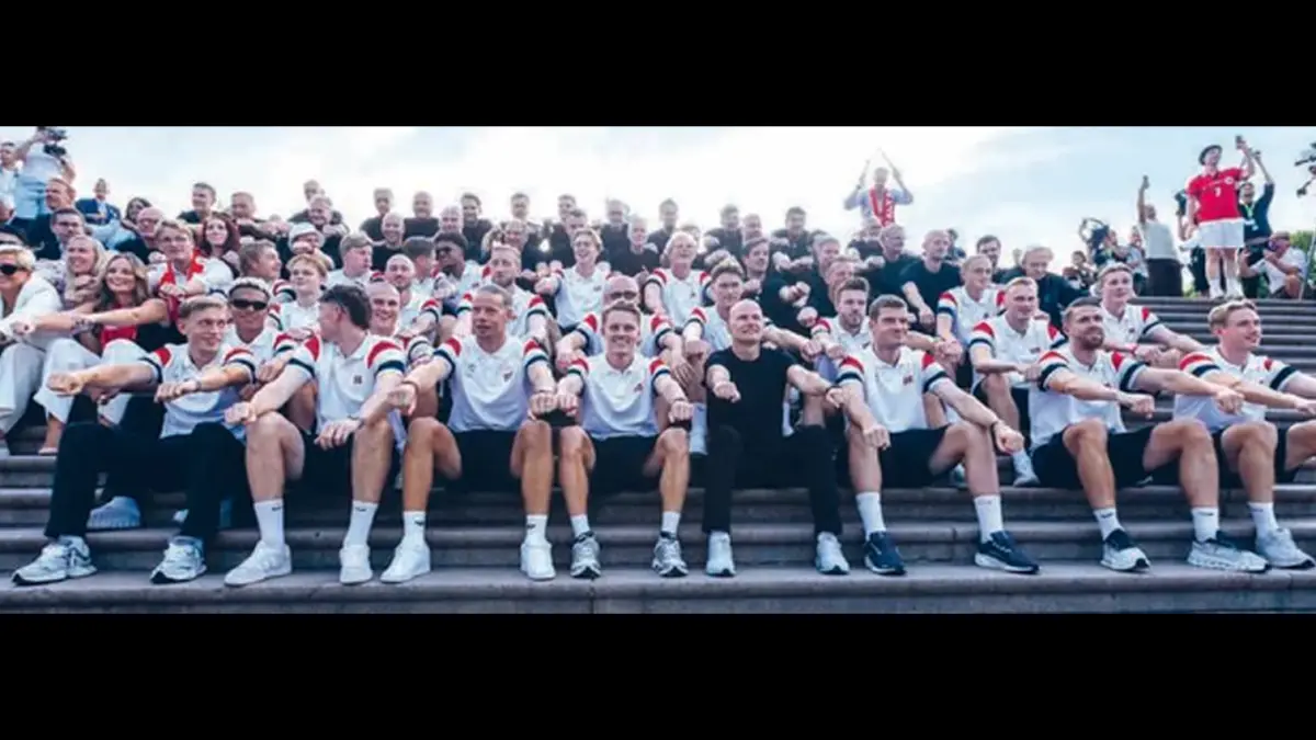SERASA JUARA: Skuad Norwegia melakukan selebrasi dayung perahu saat tiba di Slottsplassen, Oslo, kemarin (14/7).