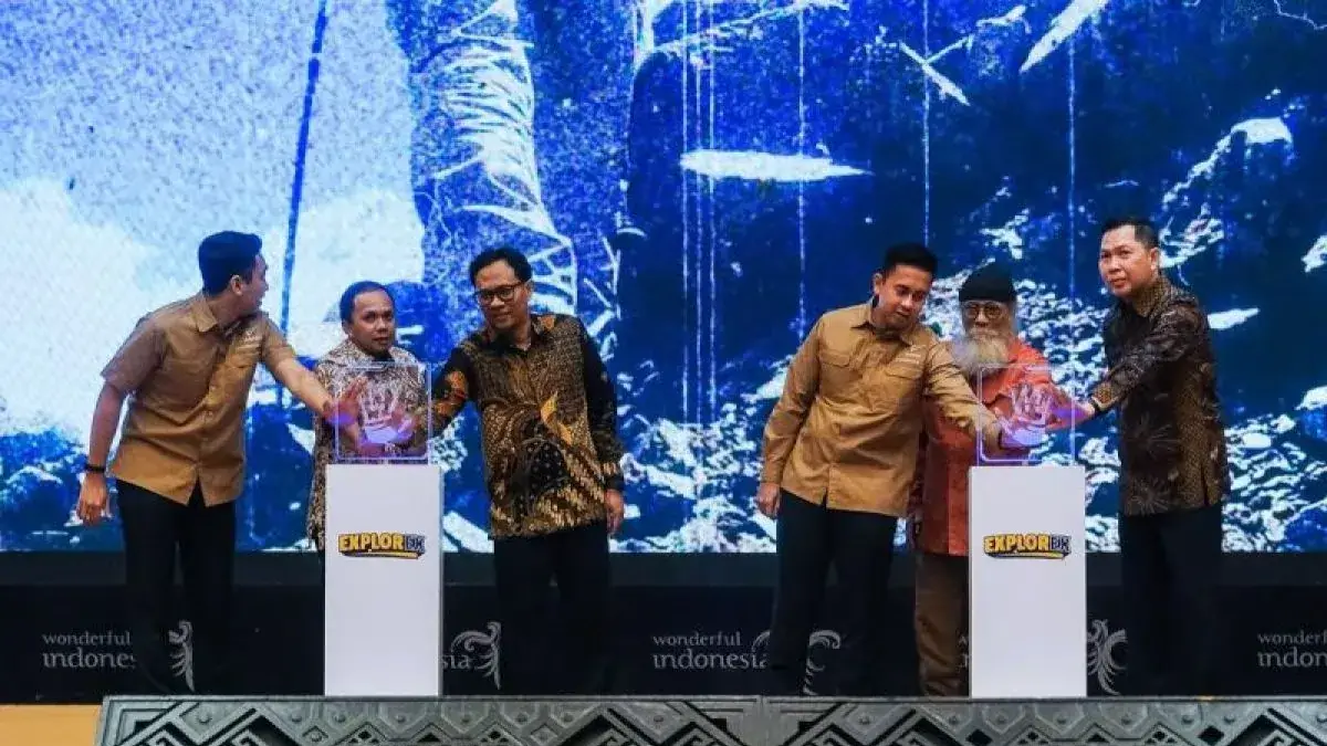 Pelaksana Tugas Deputi Bidang Pengembangan Penyelenggaraan Kegiatan Kementerian Pariwisata, Hafiz Agung Rifai (ketiga dari kiri), bersama sejumlah pemangku kepentingan terkait secara resmi meluncurkan pameran Explorex 2027 yang digelar di Balairung Soesilo Soedarman, Gedung Sapta Pesona, Jakarta, Selasa. (doc: HO-Kementerian Pariwisata)