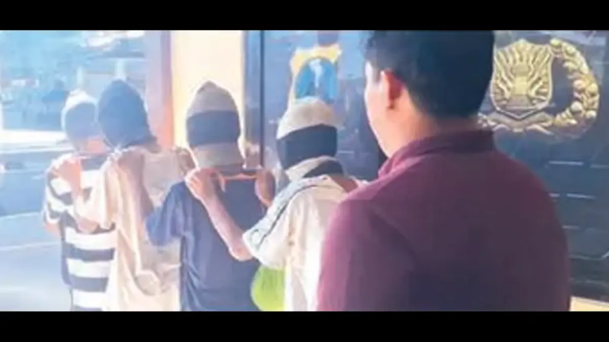 DIKAWAL KETAT: Beberapa tersangka digiring anggota Polres Sampang saat hendak dilimpahkan ke Kejari Sampang, Selasa (14/7). (Foto: UBAIDILLAH/RADAR MADURA/JPRM)