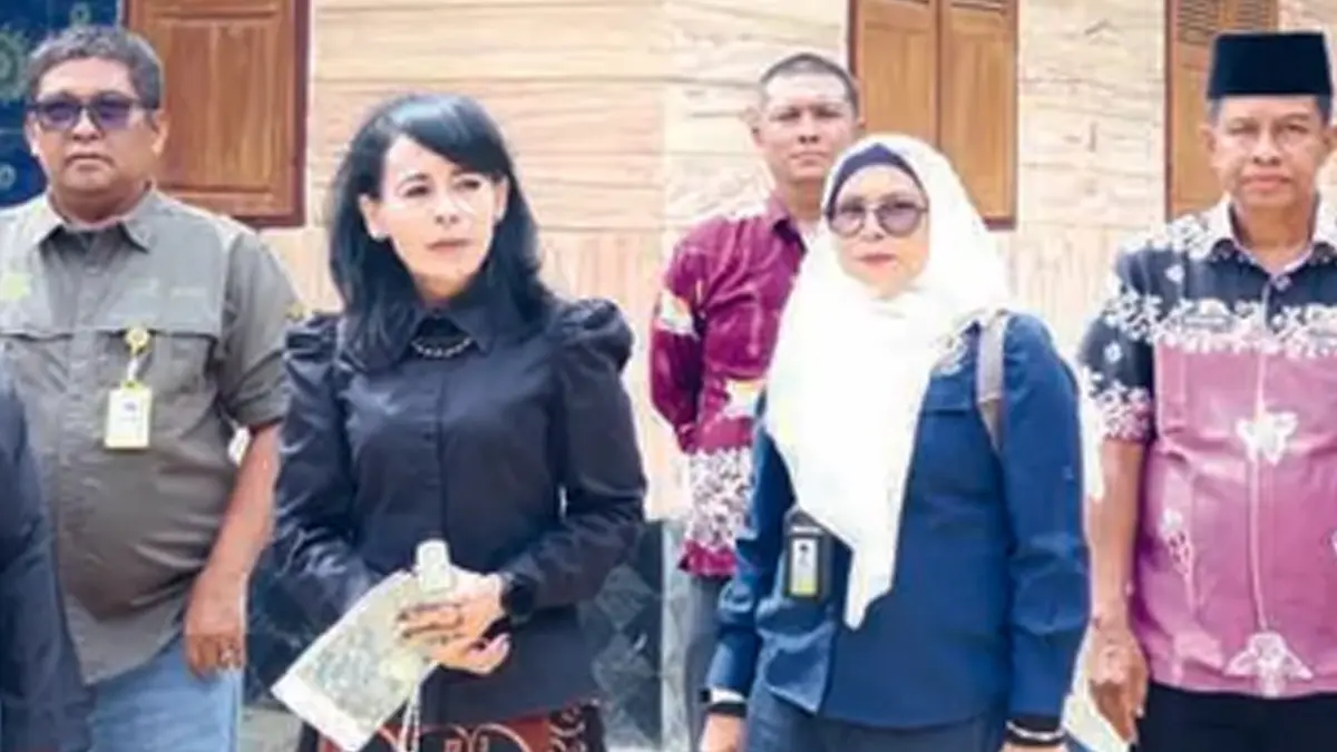 ERI PAYUNG HUKUM: Rezka Oktoberia (dua dari kiri) ingin masyarakat adat mendapatkan perlindungan hukum atas hak-haknya.