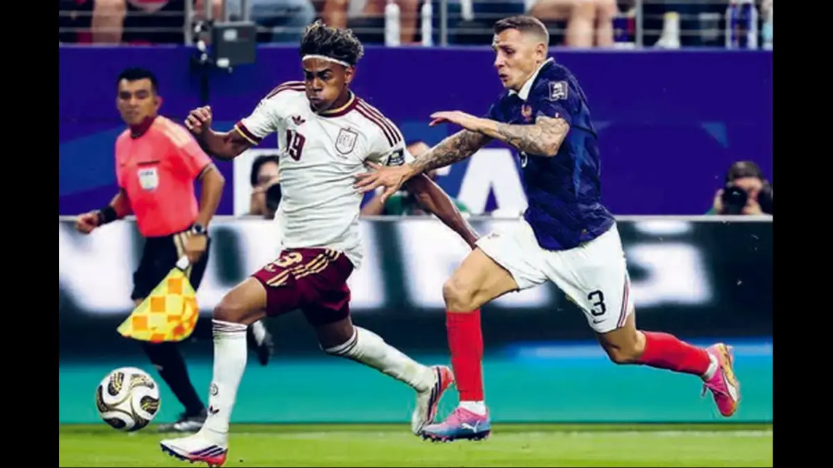 KETETERAN: Bek kiri Prancis Lucas Digne (kanan) harus bekerja keras untuk menghadang pergerakan wide attacker Spanyol Lamine Yamal dalam semifinal Piala Dunia 2026 di AT&T Stadium, Arlington, kemarin (15/7). (Foto: FRANCK FIFE/AFP)