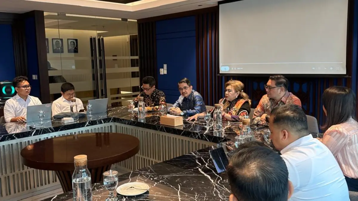 SERIUS: Suasana pertemuan Panitia TIFF dipimpin Ketua Levita Supit, Kadispar Judhistira Siwu dan tim, bersama jajaran Pengurus KADIN Pusat 