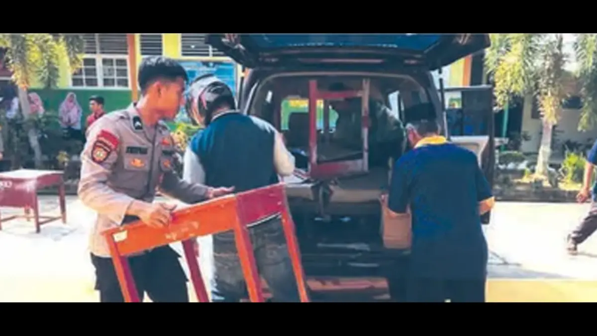 TAK ADA KORBAN: Petugas mengangkut sejumlah barang bukti peristiwa ledakan di MAN 3 Kota Padang, Selasa (14/7). (Foto: ANDRI MARDIANSYAH/PADANG EKSPRES)