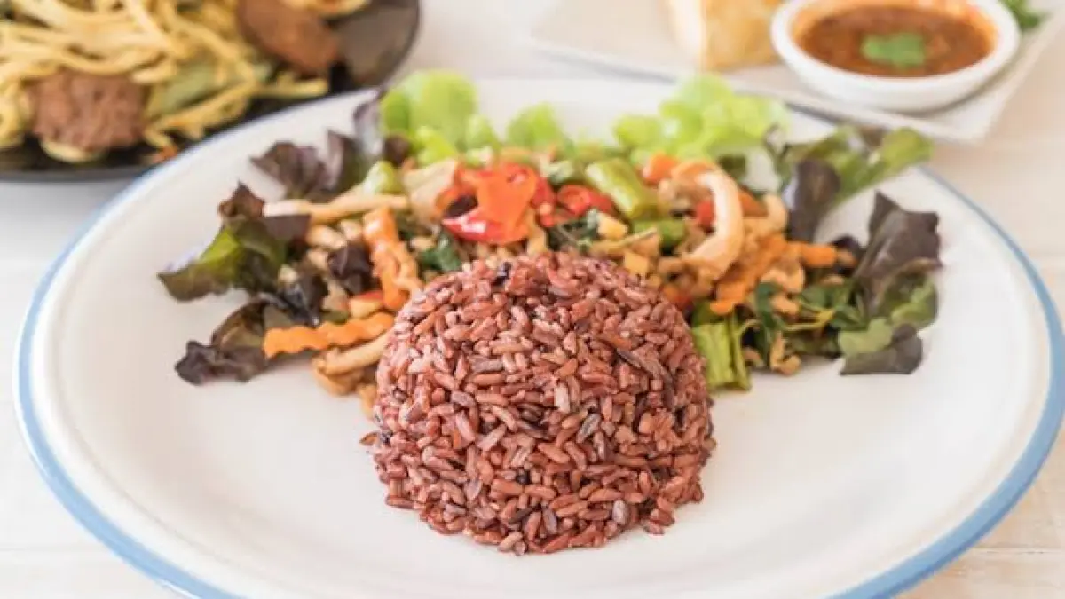 Kandungan Gizi Nasi Merah dan Manfaatnya bagi Tubuh