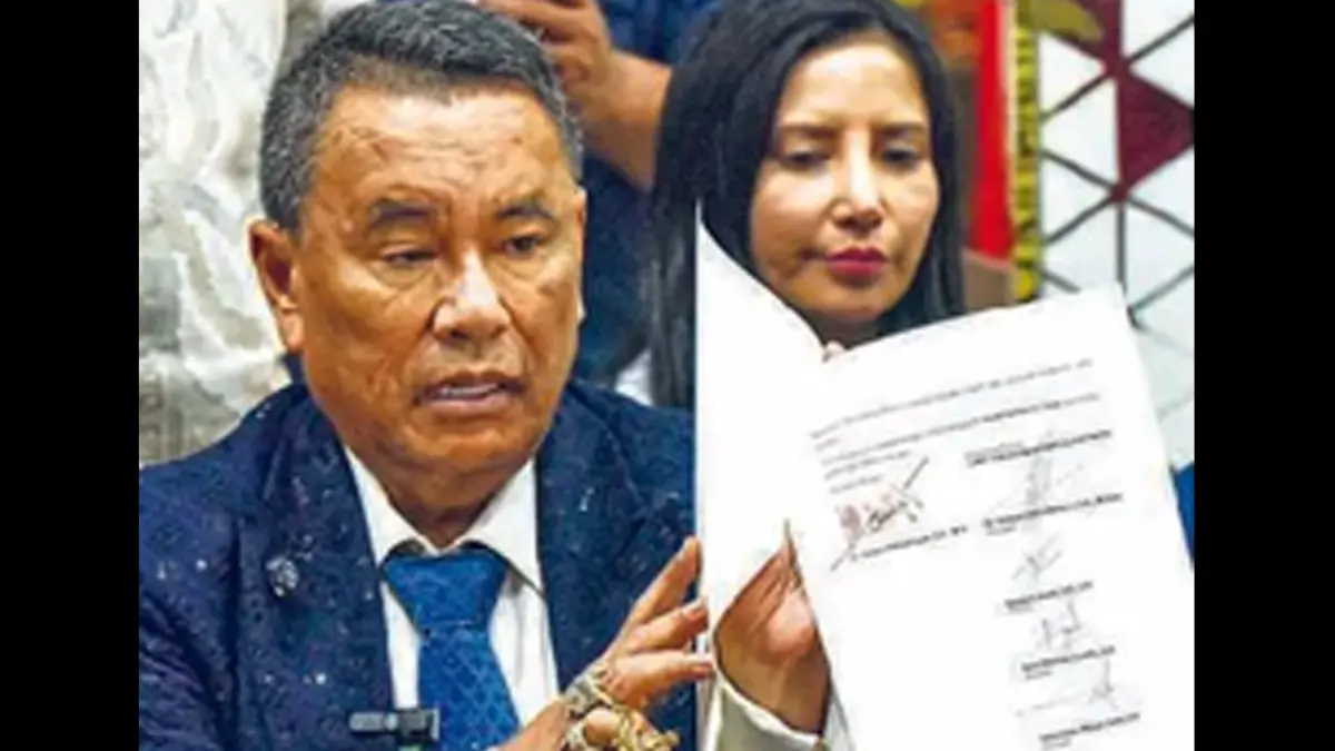 DITUNTUT PERMINTAAN MAAF: Hotman Paris Hutapea (kiri) mengucapkan kata-kata tidak pantas saat menjawab pertanyaan jurnalis saat konferensi pers di Gedung Jampidsus Kejagung, Jakarta, Jumat (17/7). (FAKHRI HERMANSYAH/ANTARA FOTO)