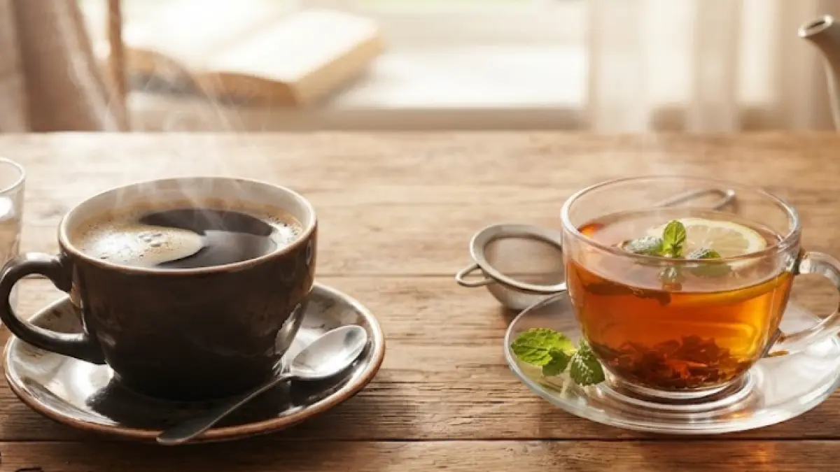 Ilustrasi secangkir kopi hitam dan secangkir teh