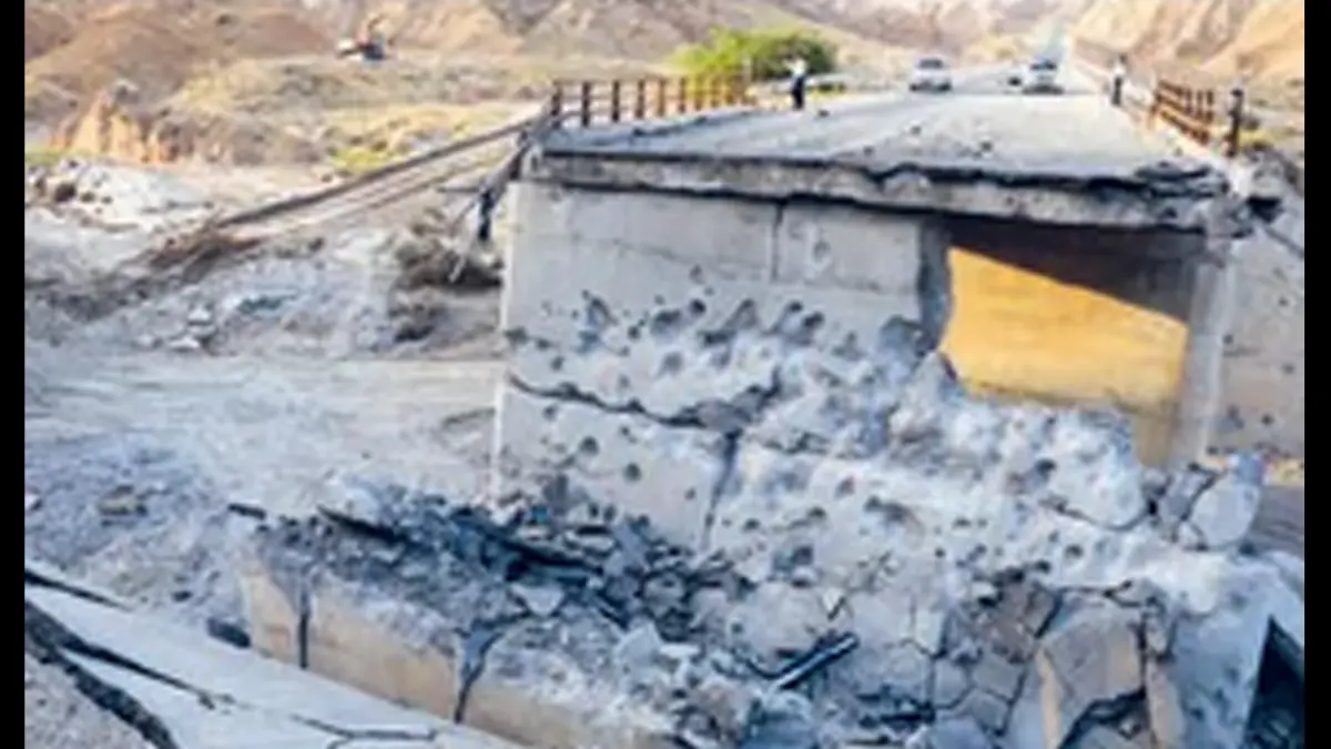 PUTUS AKSES: Jembatan yang menghubungkan Roudan dan Bandar Abbas di Iran selatan rusak parah akibat serangan AS, Sabtu (18/7). (Foto: AFP)