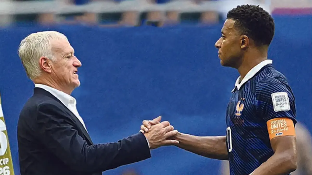 SUDAH PAMITAN: Didier Deschamps (kiri) menyalami Kylian Mbappe setelah laga melawan Inggris di Miami Stadium kemarin (19/7). (Foto: ROBERTO SCHMIDT/AFP PHOTO)