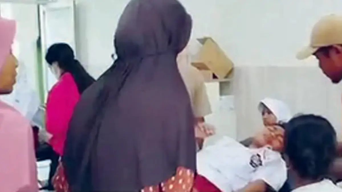 PENANGANAN MEDIS: Siswa SDN Sendangrejo, Blora, Jateng, dirawat di Puskesmas Ngawen kemarin (20/7). Total ada 19 siswa yang mengeluh sakit perut setelah menyantap menu MBG.
(Foto: SCREENSHOT ACHMAD SYAROSI/RADAR BOJONEGORO GRUP JAWA POS)