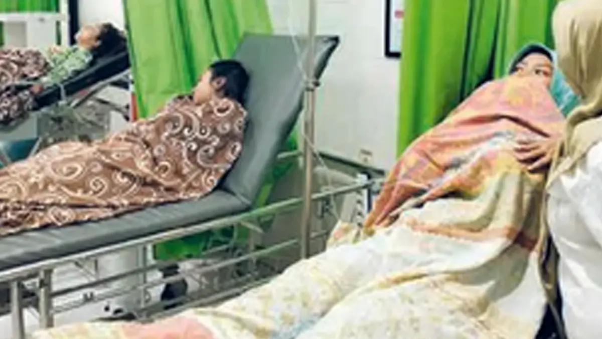 GEJALA BERAGAM: Sejumlah pelajar SMAN 1 Pandaan, Kabupaten Pasuruan, Jatim, dirawat di IGD Puskesmas Pandaan kemarin (22/7). (RIZAL FAHMI SYATORI/RADAR BROMO-GRUP JAWA POS)