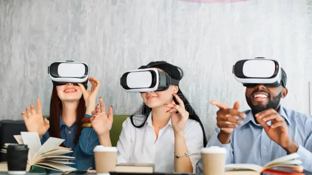 Ilustrasi orang memakai VR (doc: Freepik)