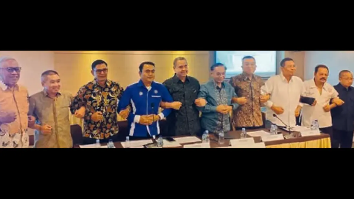 DIRUGIKAN REGULASI: Ketua Bidang Kebijakan Publik Apindo Sutrisno Iwantono (lima dari kanan) bersama perwakilan 37 asosiasi industri hasil tembakau menuntut Presiden Prabowo Subianto menghentikan sementara aturan turunan PP Nomor 28 Tahun 2024 tentang Kesehatan. (Foto: FEBRY PERDANA/JAWA POS)