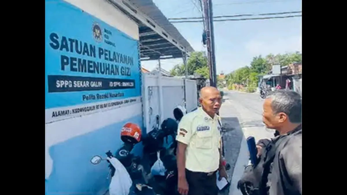 BENAHI SISTEM: SPPG Sekar Galih, Sidoarjo, Jatim, mendapat sorotan setelah muncul temuan ayam mentah dalam menu MBG. (Foto: M. SAIFUL ROHMAN/JAWA POS)