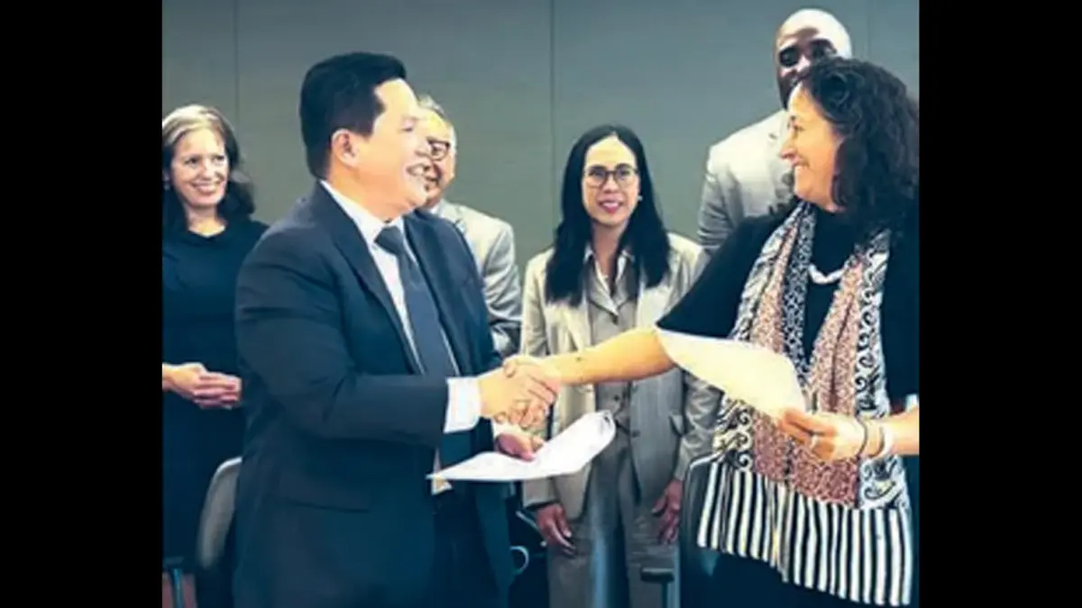KERJA SAMA: Erick Thohir (kiri) dan Angie Kamath berkolaborasi di bidang diplomasi olahraga, pendidikan manajemen olahraga, pengembangan kepemudaan, serta riset inovatif di bidang olahraga. (Foto: MYASKOVSKY COURTESY OF NYU PHOTO BUREAU)