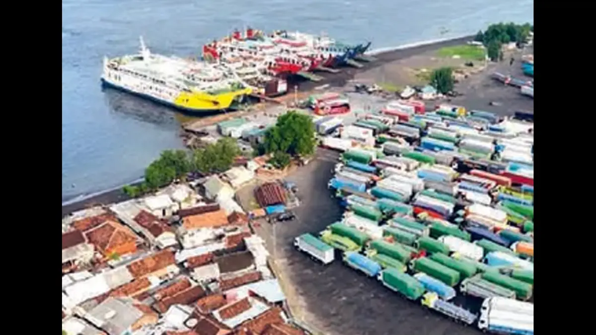 KURANGI KEPADATAN: Jembatan bakal dibangun di kawasan Dermaga Bulusan untuk menghubungkan dengan LCM Ketapang. Sebanyak 30 rumah warga akan dibebaskan. (Foto: RAMADA KUSUMA/RADAR BANYUWANGI GRUP JAWA POS)