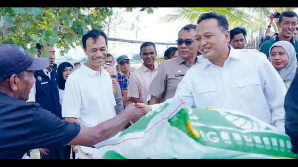 BERI BANTUAN: Sekjen KKP Andy Artha (kanan) ingin masyarakat yang terdampak bencana bisa produktif lagi. (Foto: HUMAS KKP)