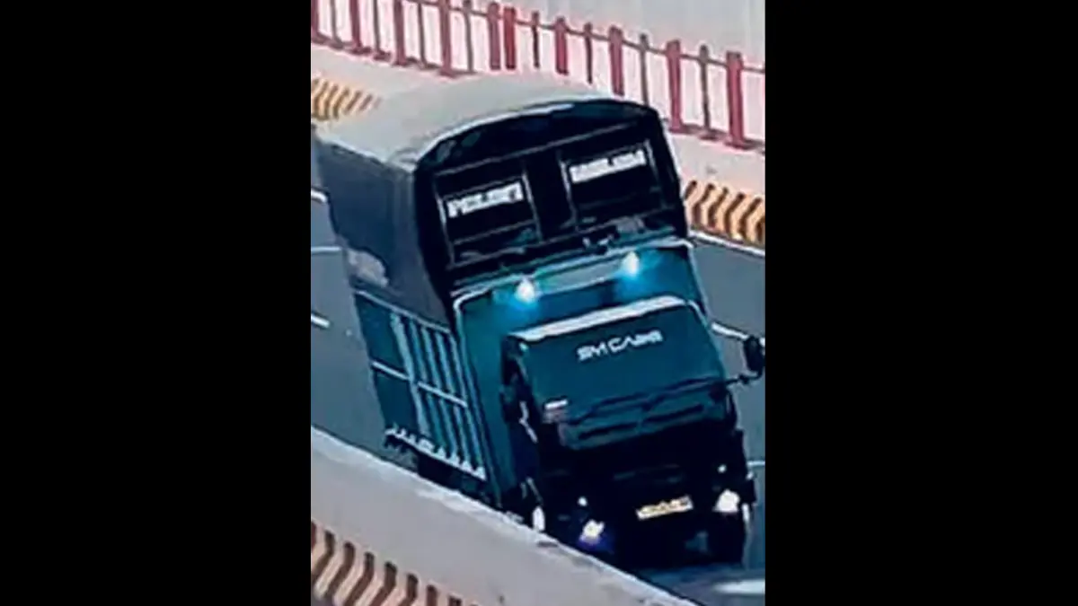 DIBURU POLISI: Truk angkutan barang saat melaju zig-zag di Jembatan Suramadu.  (Foto:  POLRES TANJUNG PERAK)